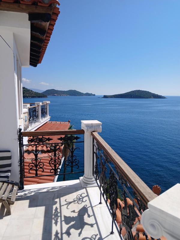 Deluxe Double Room with Balcony and Sea View image 4