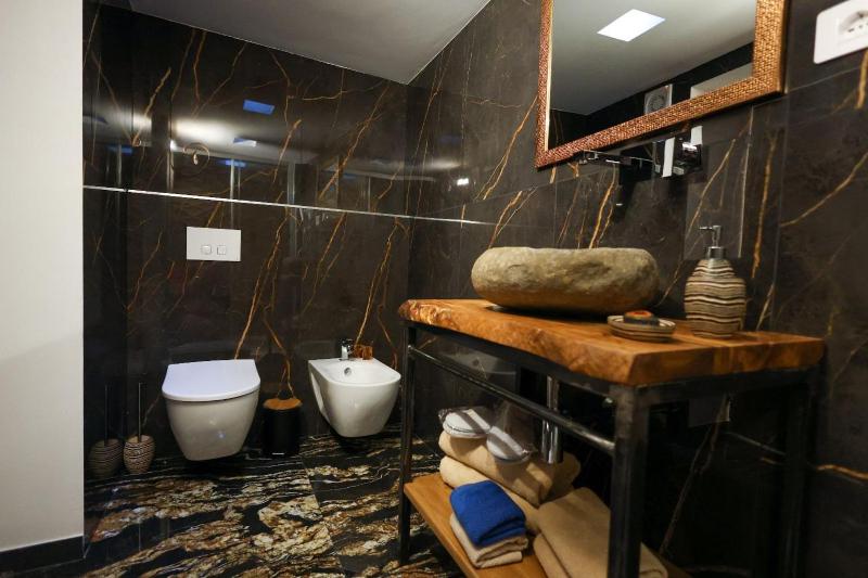 J Luxury Home - image 10