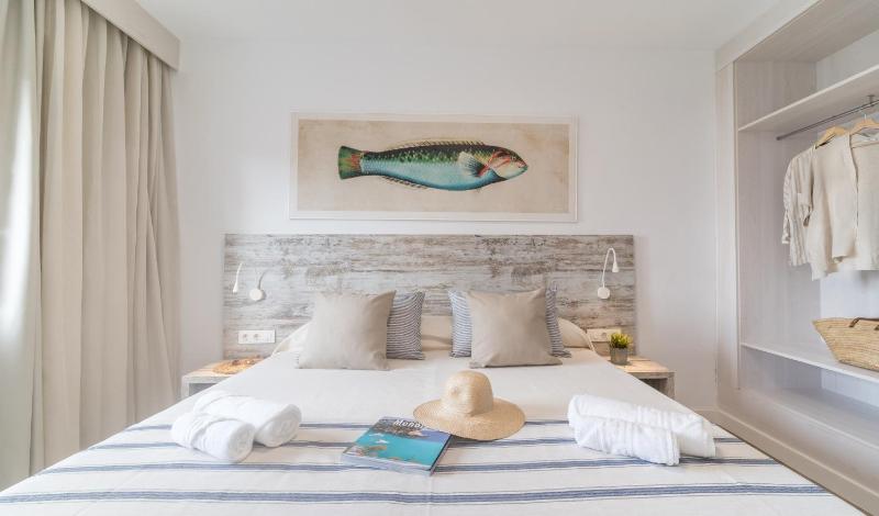 Superior One-Bedroom Apartment - Club image 1