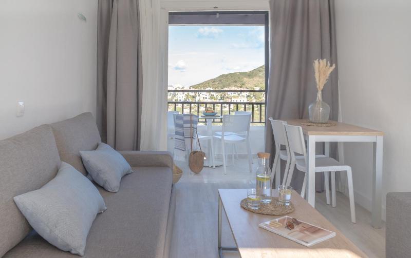 Superior One-Bedroom Apartment with Sea View - Club image 3