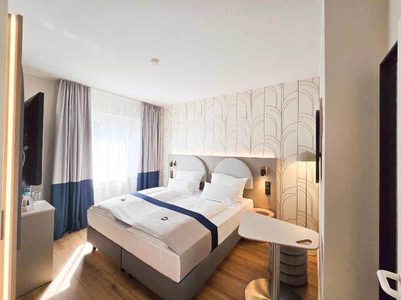 Small Double Room image 1