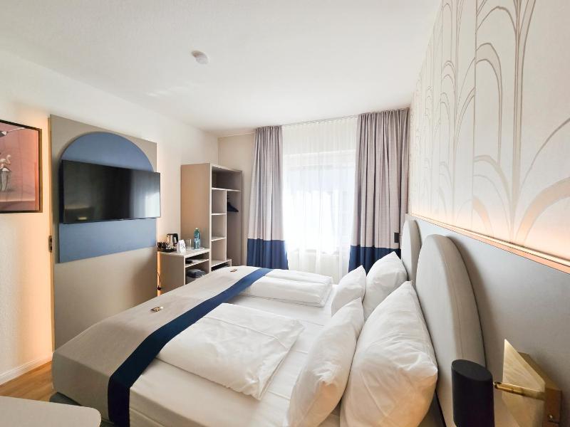 Small Double Room image 3