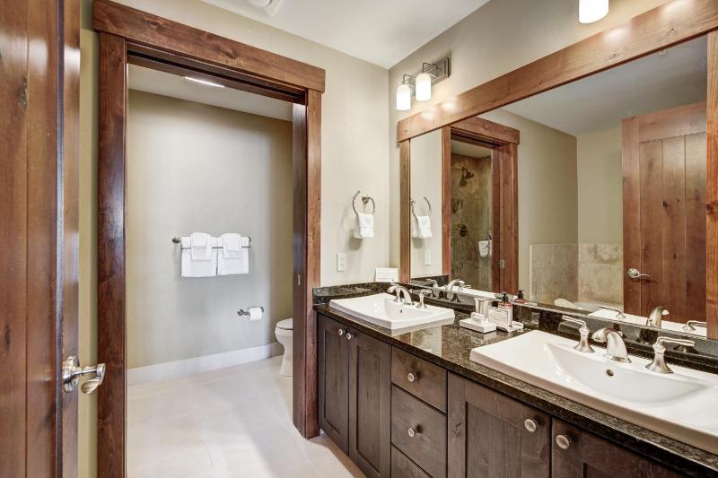 Luxury 1 Bedroom Condo with Slopeside View condo - image 26