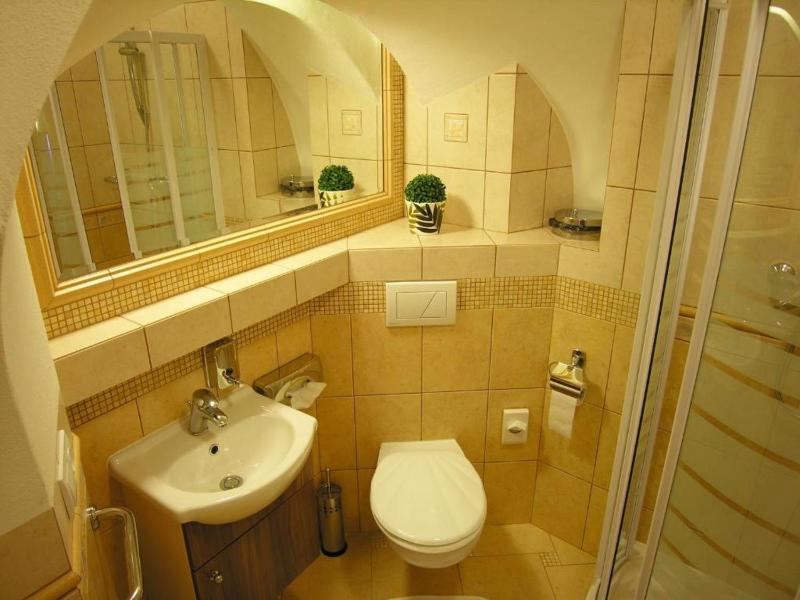 Deluxe Double Room with Extra Bed image 3
