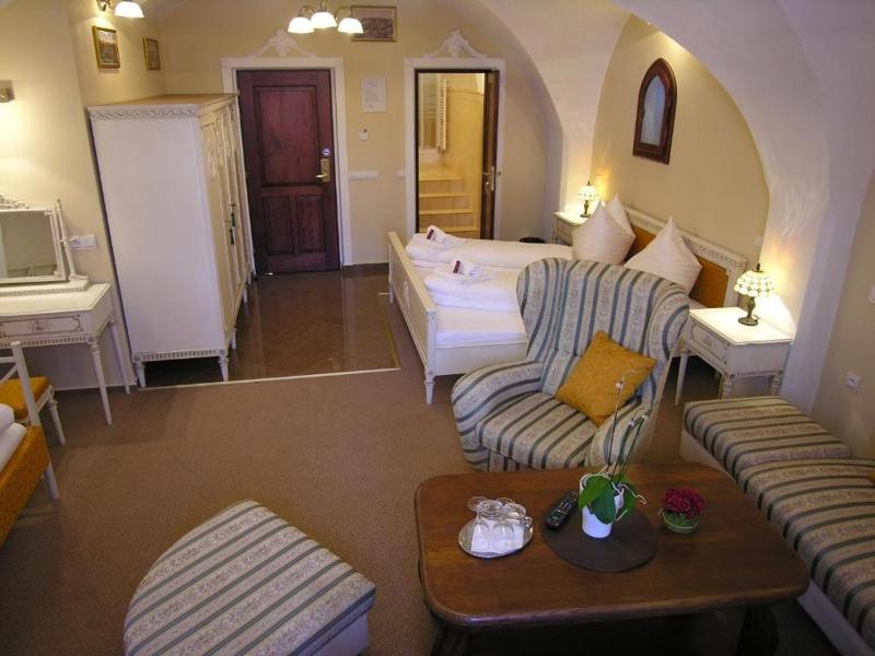 Deluxe Double Room with Extra Bed image 2