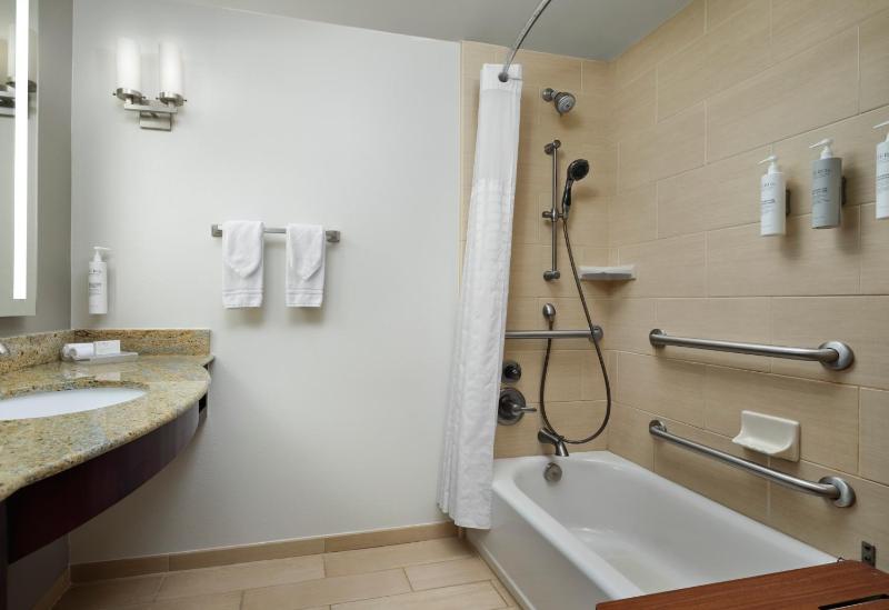 Queen Room with Two Queen Beds - Mobility and Hearing Access image 2