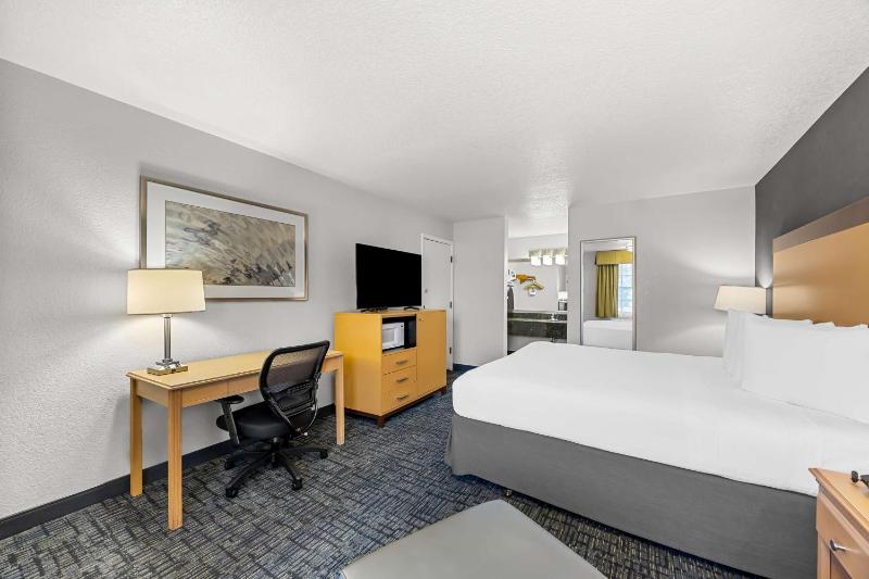 Two-Room King Suite with Sofa Bed - Non-Smoking image 4