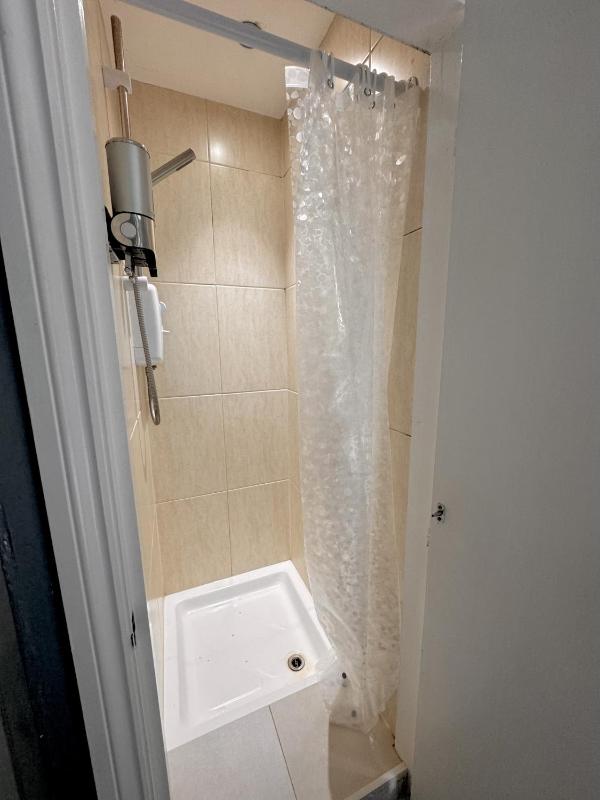 Single Room with Shared Bathroom image 4