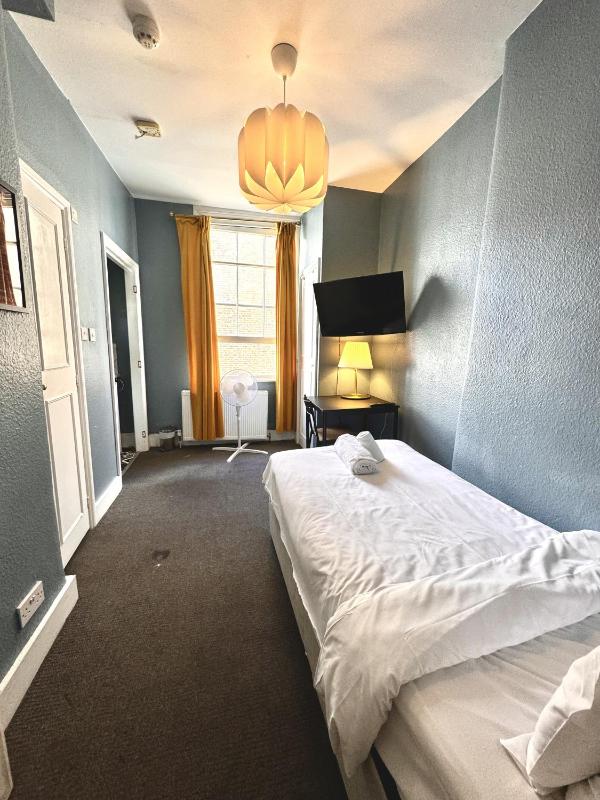 Single Room with Shared Bathroom image 1