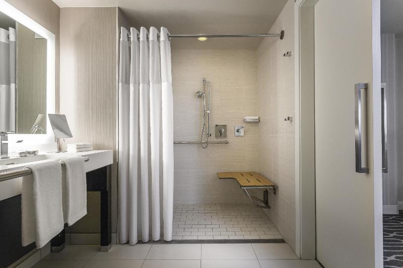 Double Room with Two Double Beds and Shower - Accessible image 3