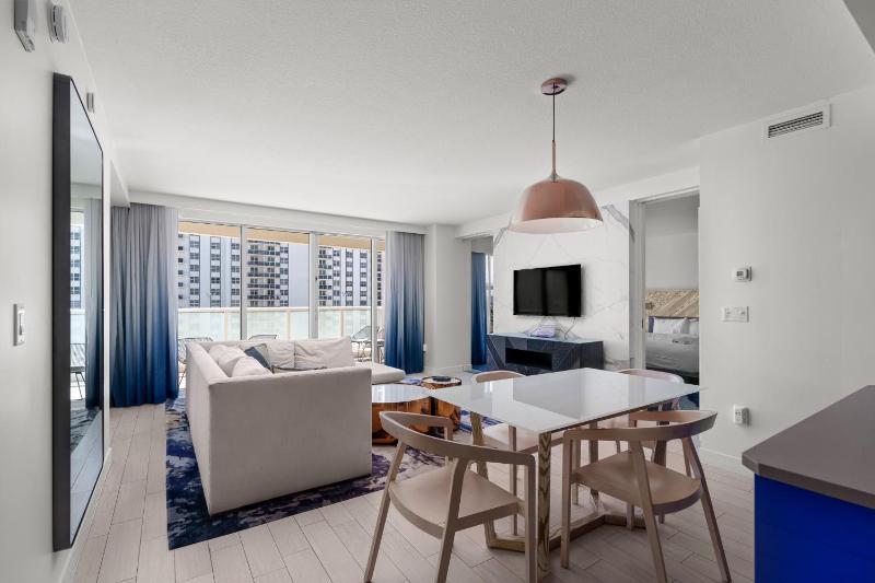 2BR W Residence FLL OCEAN VIEWS Infinity pool hot tub large balcony easy amentiy access - image 20