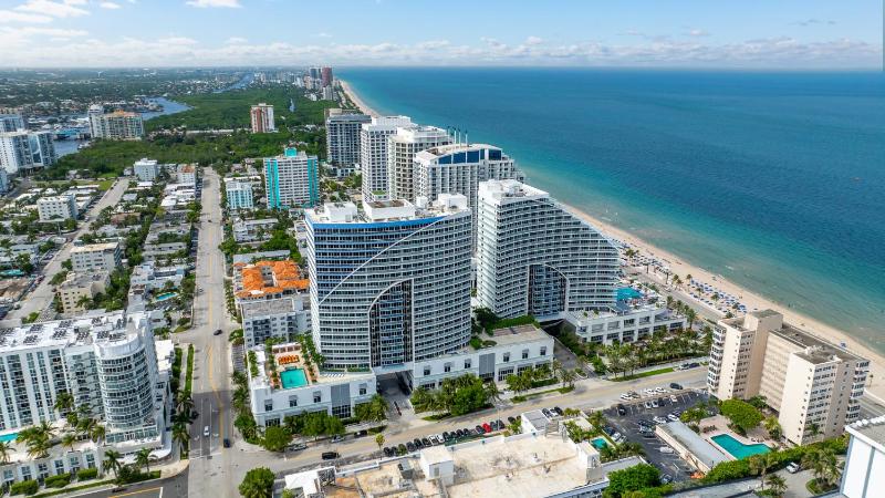 2BR W Residence FLL OCEAN VIEWS Infinity pool hot tub large balcony easy amentiy access - image 1