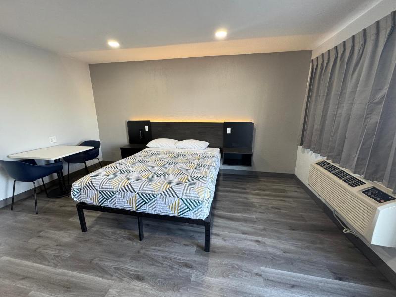  Queen Room one Queen Bed- Disability Access Non-Smoking image 4
