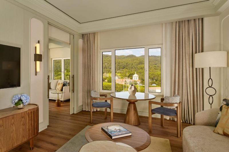 One-Bedroom Executive King Suite with Resort View image 3