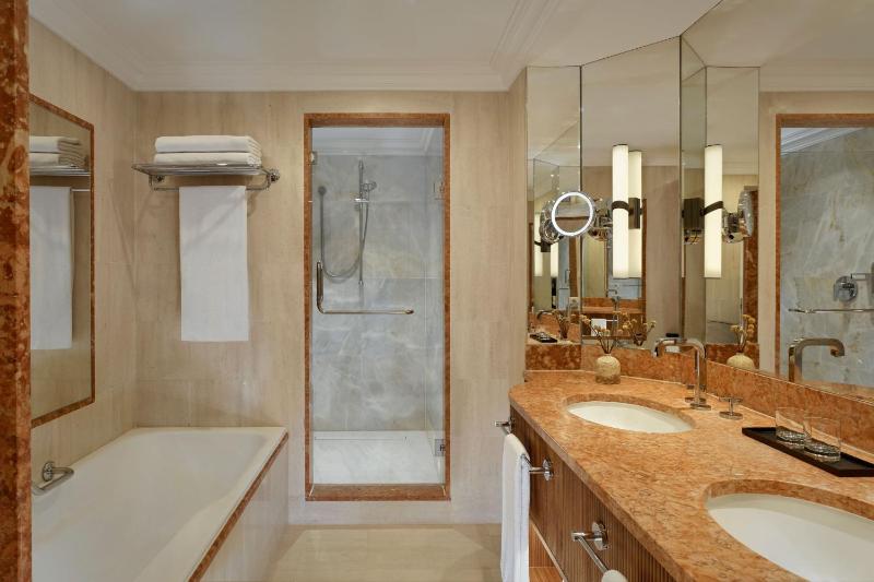 One-Bedroom Executive King Suite with Resort View image 4