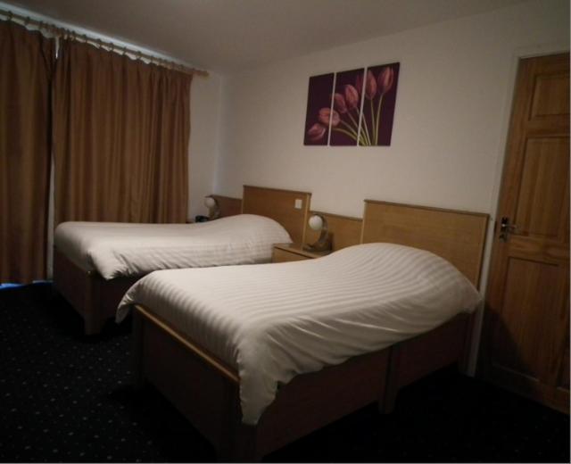 Twin Room image 4