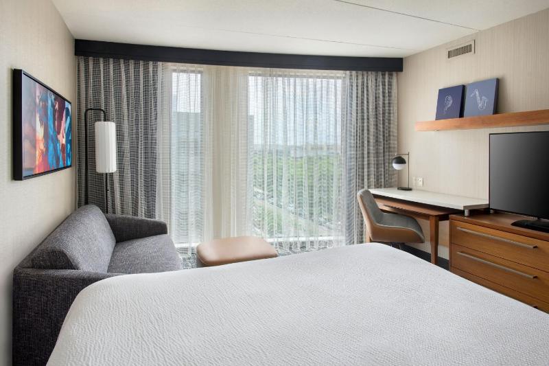 Courtyard by Marriott Philadelphia South at The Navy Yard - image 9