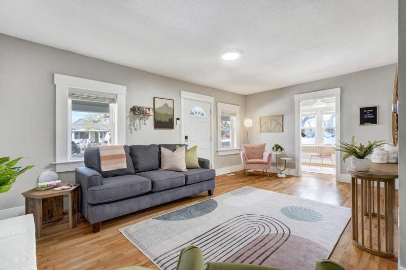 Institute Aura! Family Home w Quiet Workspace - image 1