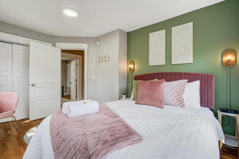 Institute Aura! Family Home w Quiet Workspace - image 18