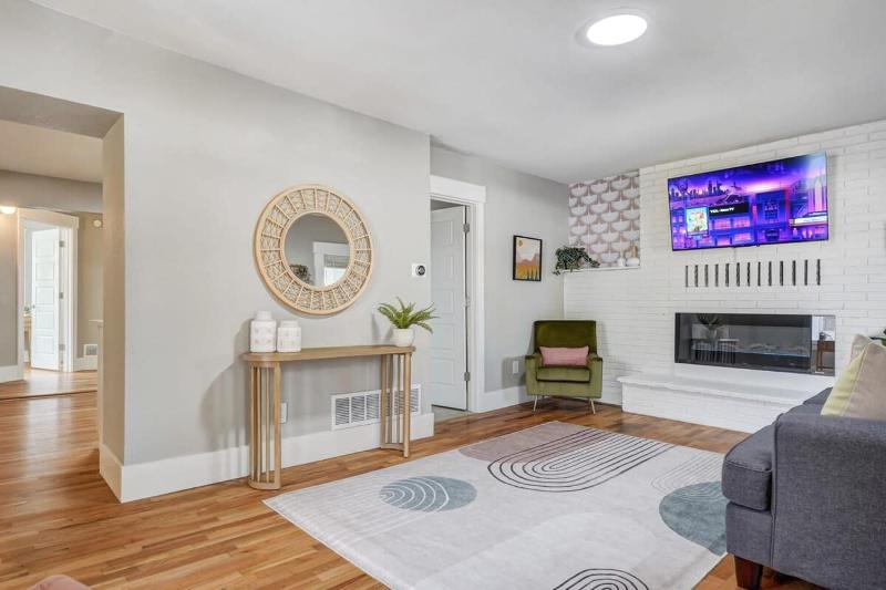 Institute Aura! Family Home w Quiet Workspace - image 30