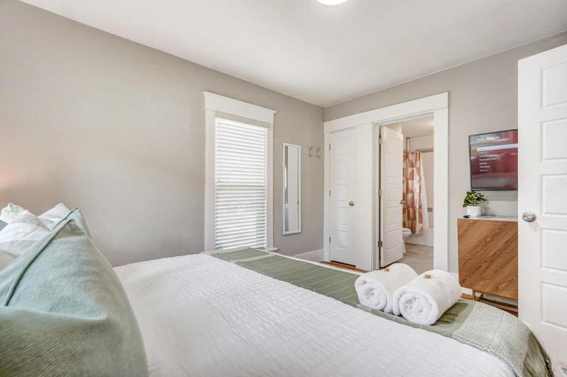 Institute Aura! Family Home w Quiet Workspace - image 27