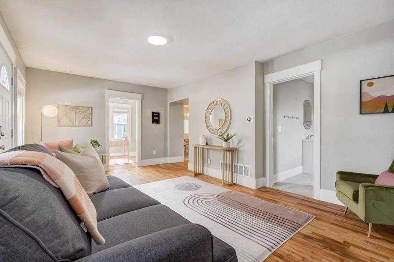 Institute Aura! Family Home w Quiet Workspace - image 19