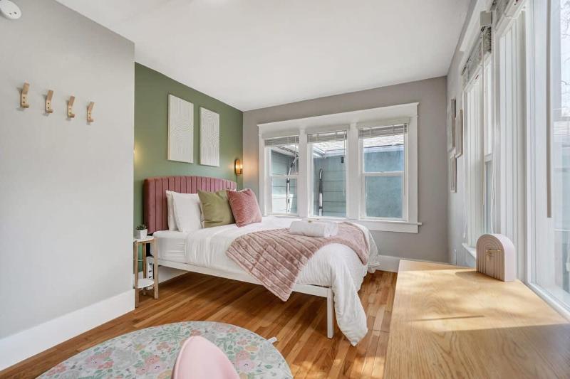 Institute Aura! Family Home w Quiet Workspace - image 25