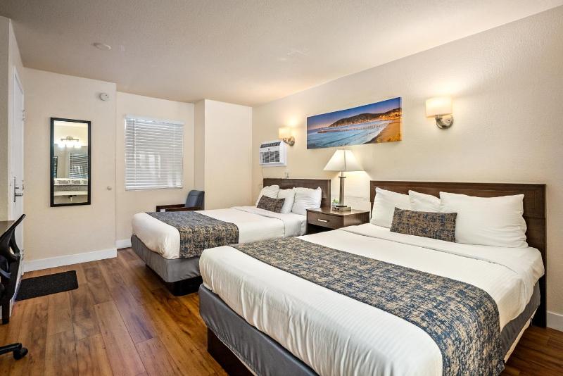 Queen Room with Two Queen Beds image 4
