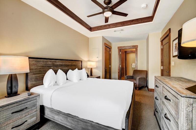 Luxury 1 Bedroom Condo with Slopeside View condo - image 11