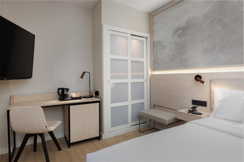 Small Double Room image 1