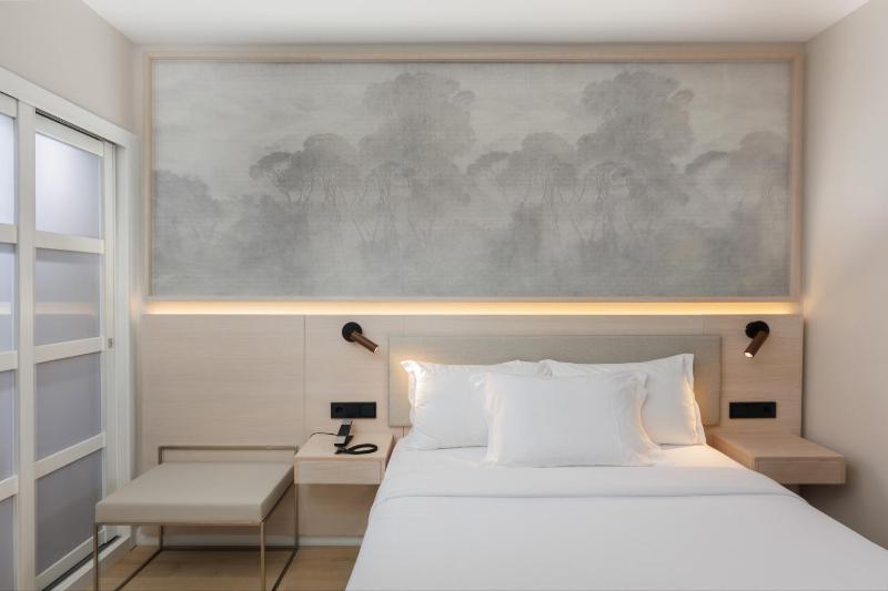 Small Double Room image 4