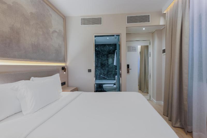 Small Double Room image 3