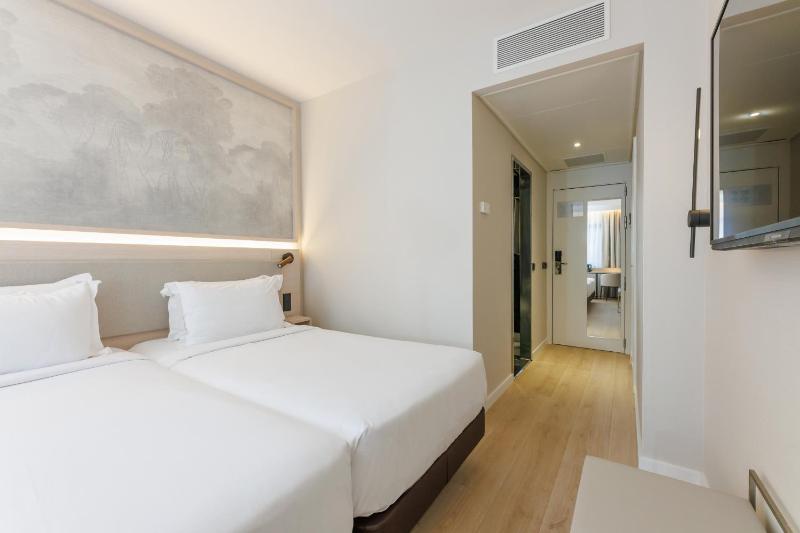 Superior Twin Room image 4