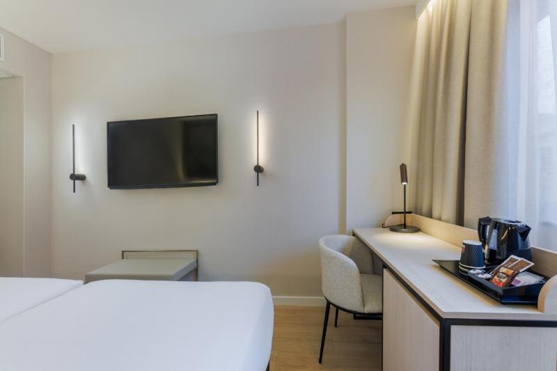 Superior Twin Room image 3