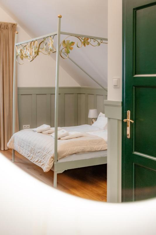 Deluxe Double Room with Bath image 2