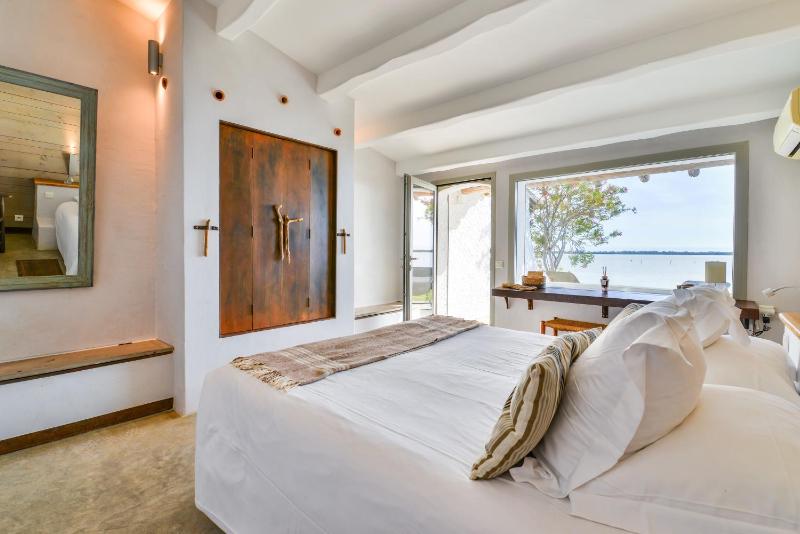 Superior Double Room with Bath and lake view image 4