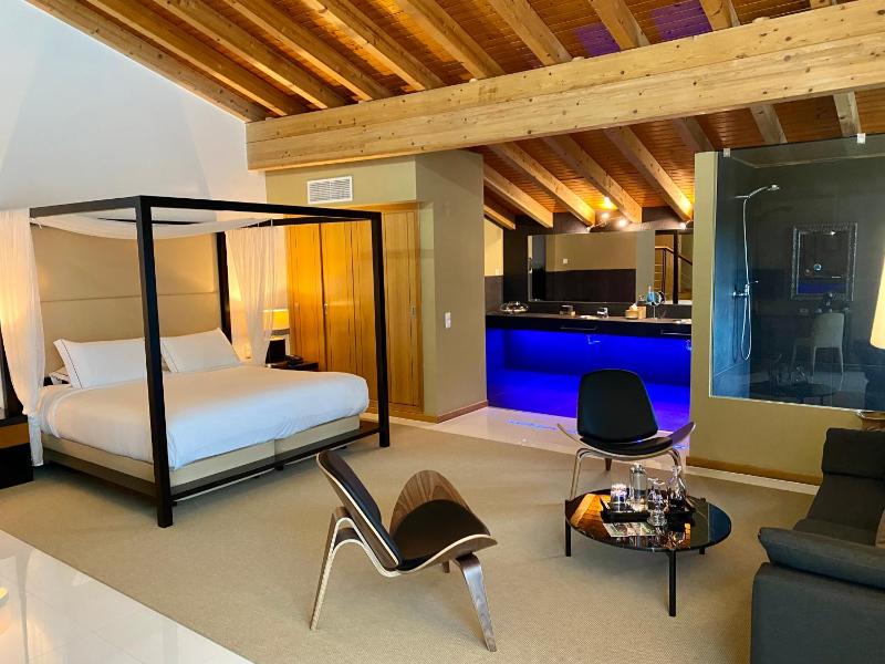 Deluxe Room image 3