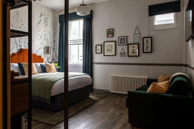 Large Double Room image 1