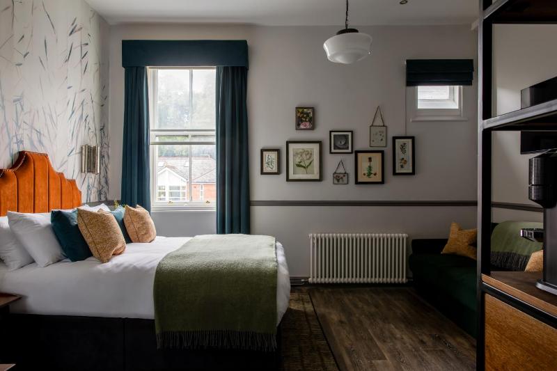 Large Double Room image 4