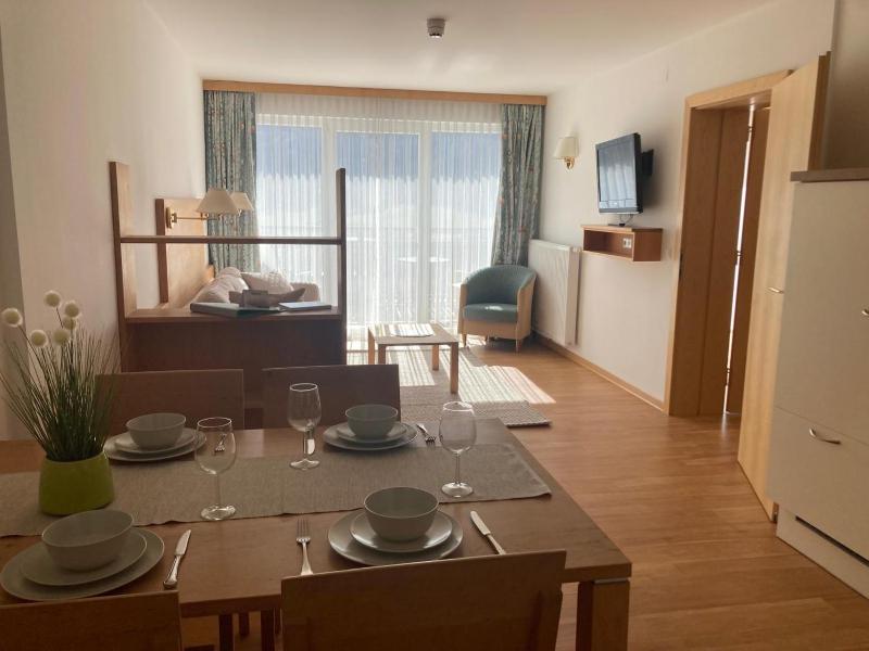 Two-Bedroom Apartment with Balcony and Lake View image 3