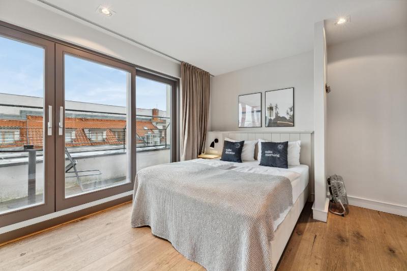 Suite S with balcony & city view image 1