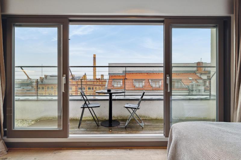 Suite S with balcony & city view image 4