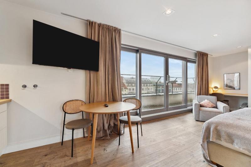 Suite M with rooftop terrace & city view image 2