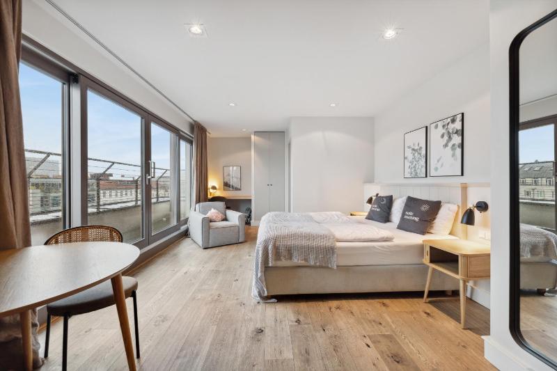 Suite M with rooftop terrace & city view image 1