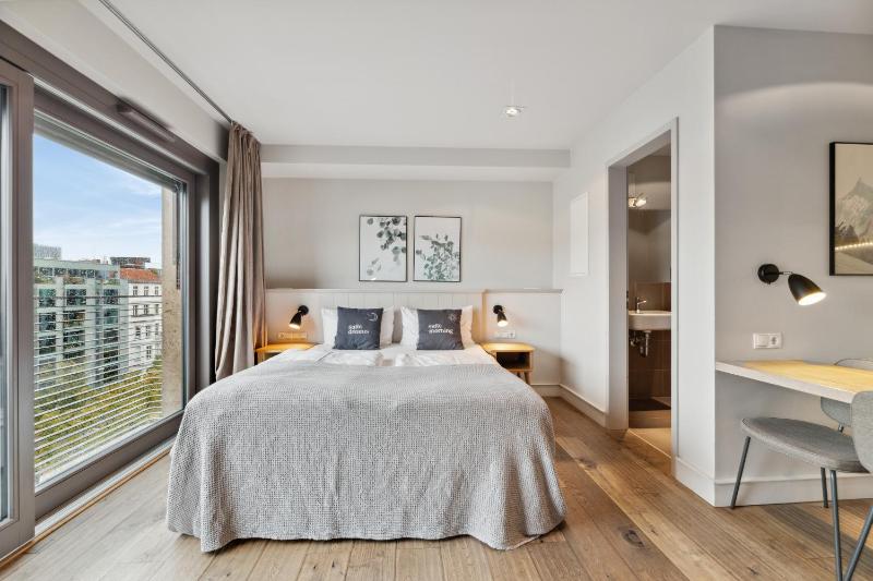 Suite M image 2
