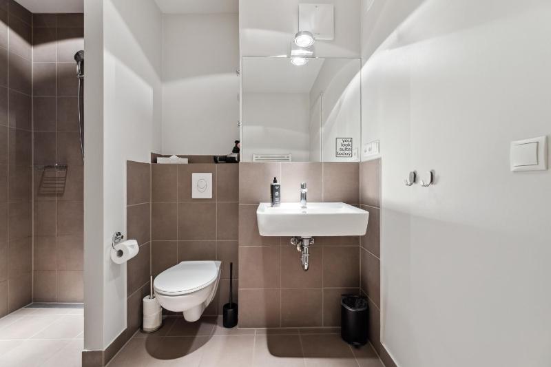 Suite L with balcony image 3