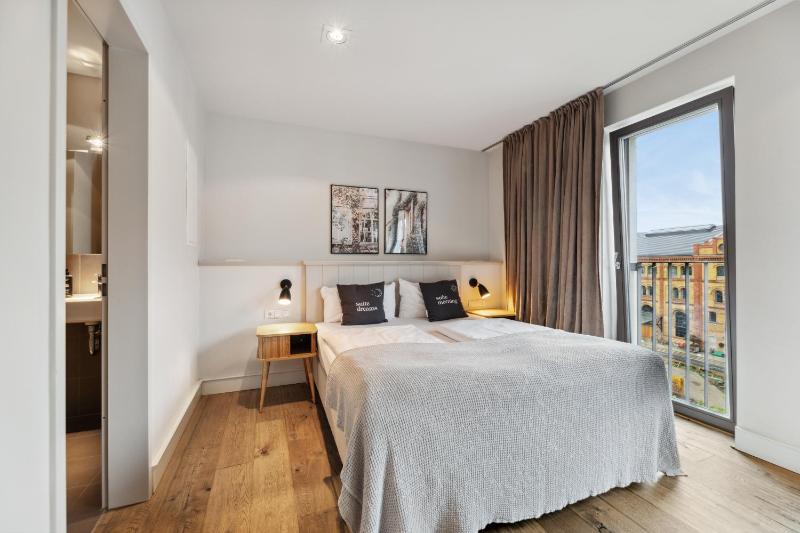 Suite L with balcony image 2