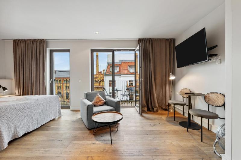 Suite L with balcony image 1