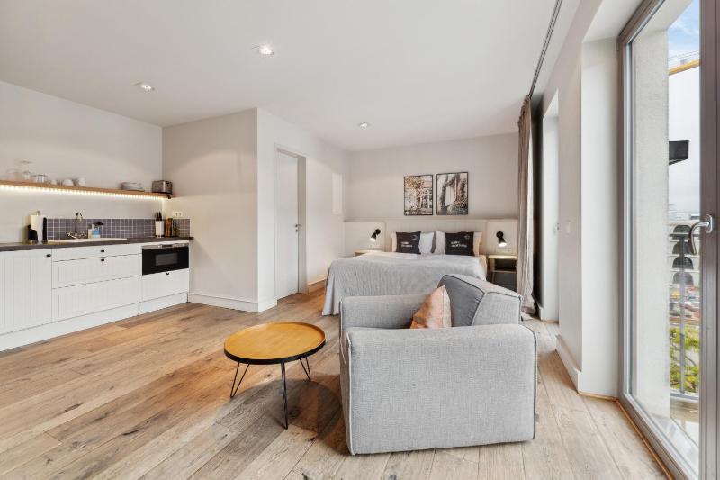 Suite L with balcony image 4