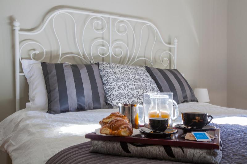 Deluxe Double Room with Balcony image 3